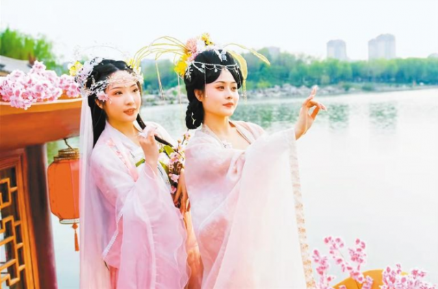 小长假与春相约 古城西安处处尽欢歌