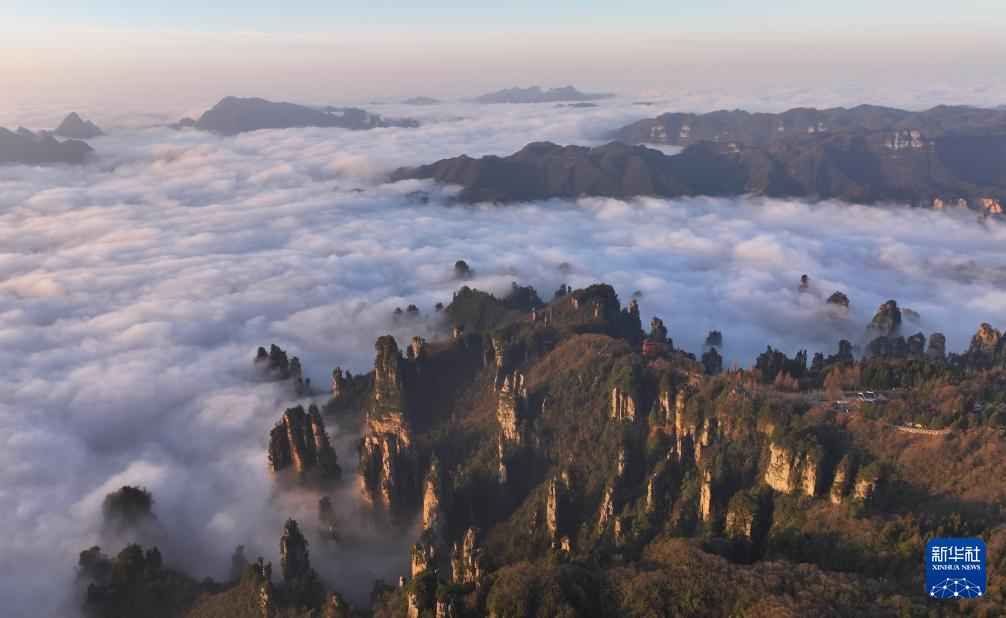 湖南张家界：峰林云间天子山