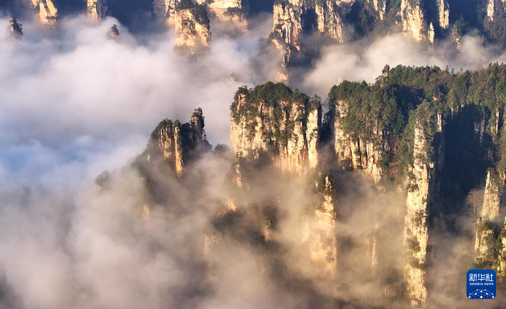 湖南张家界：峰林云间天子山
