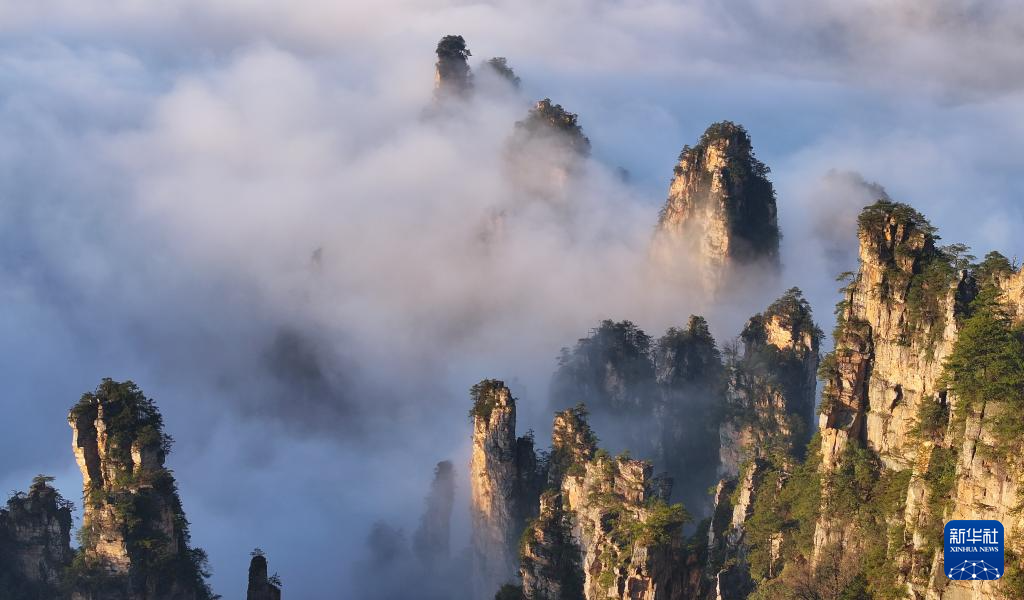 湖南张家界：峰林云间天子山