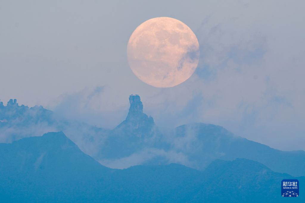 万里此情同皎洁 一年今日最分明