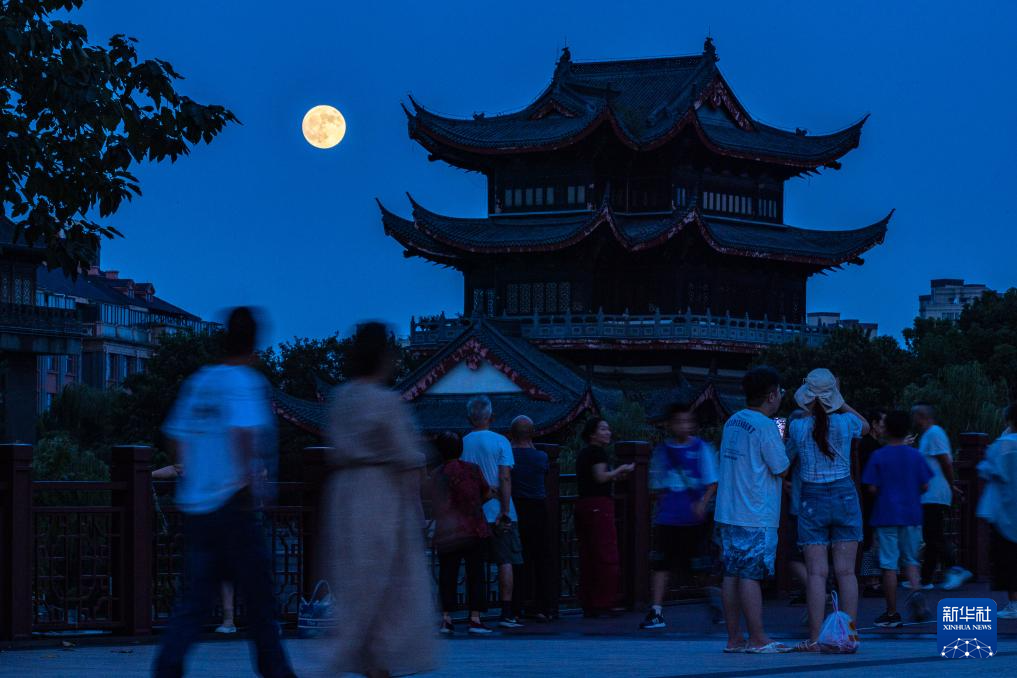 万里此情同皎洁 一年今日最分明