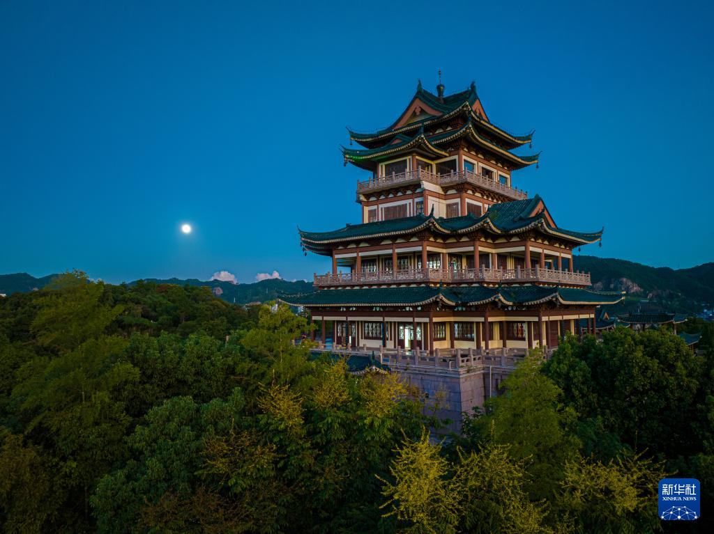 万里此情同皎洁 一年今日最分明