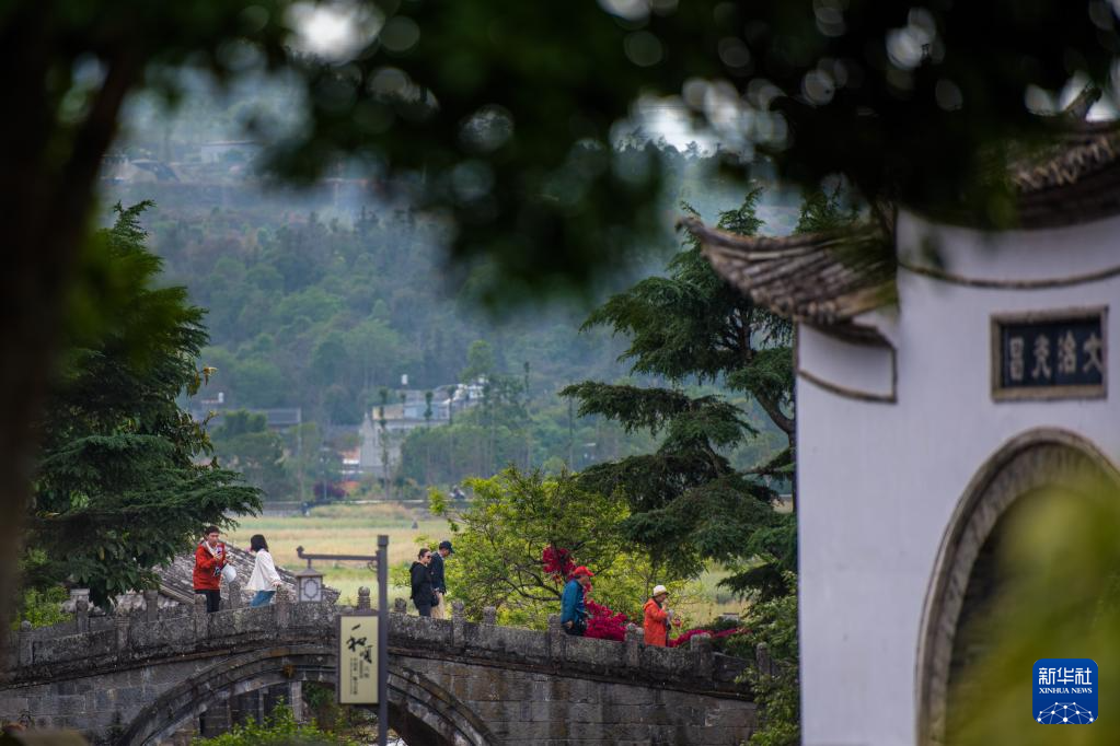 云南腾冲：古镇逢春 美景醉人
