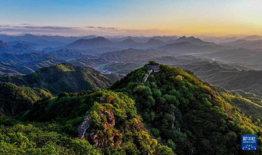 初夏长城美如画