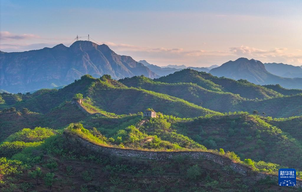 初夏长城美如画