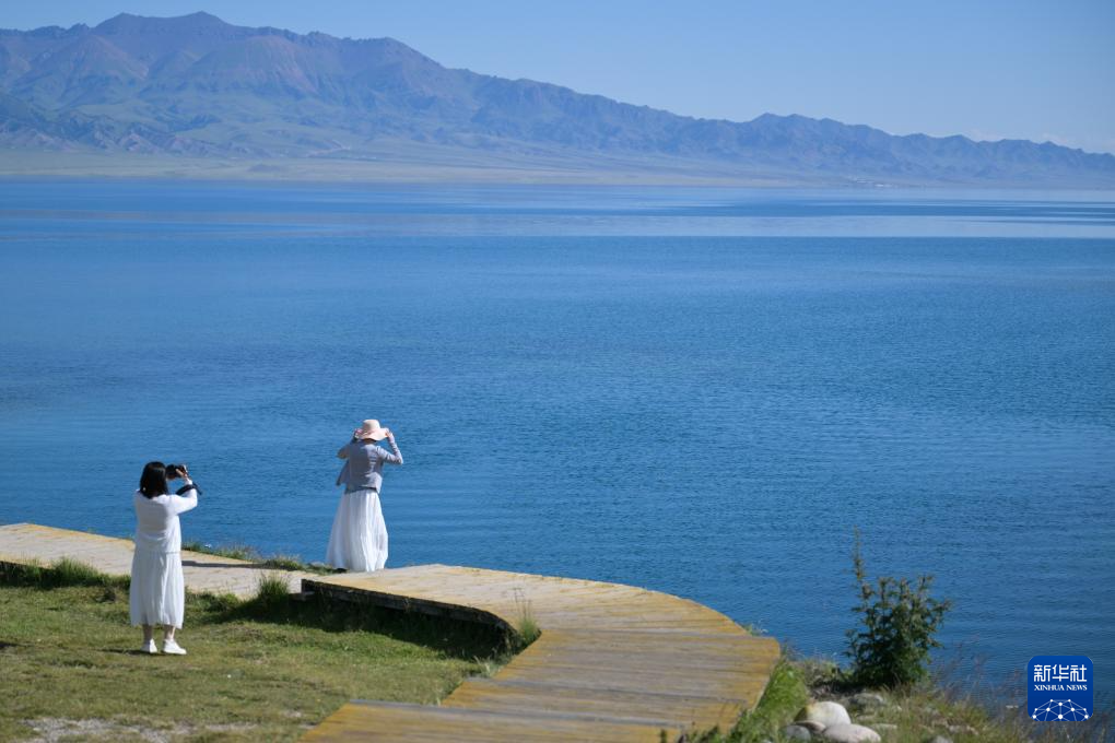 新疆赛里木湖:绘就生态旅游新图景
