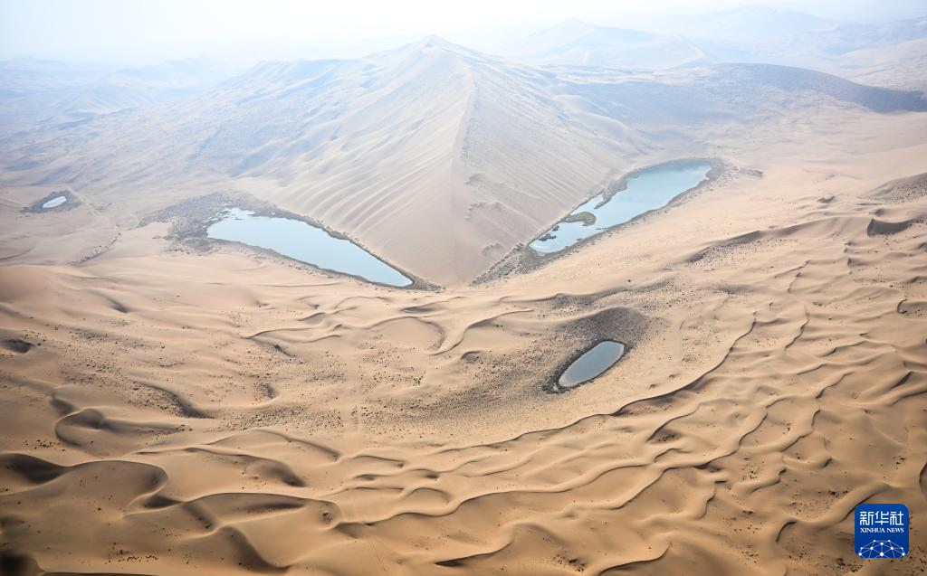 巴丹吉林沙漠秋日即景