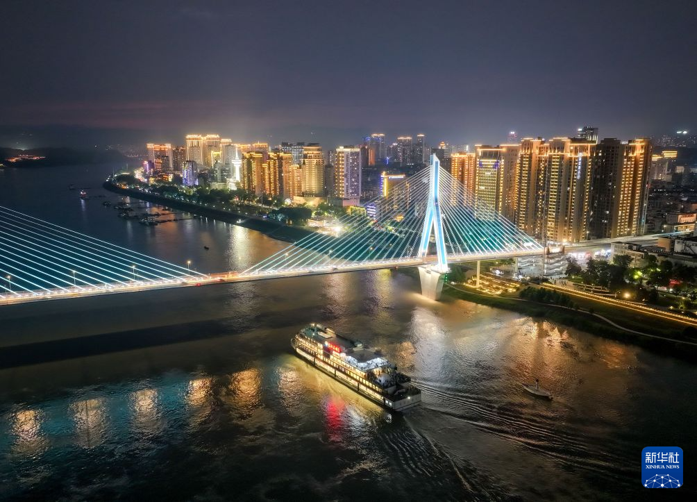 湖北宜昌:夜游点亮长江