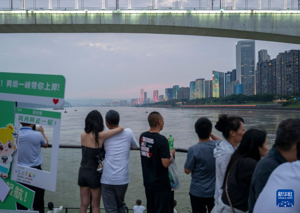 湖北宜昌:夜游点亮长江