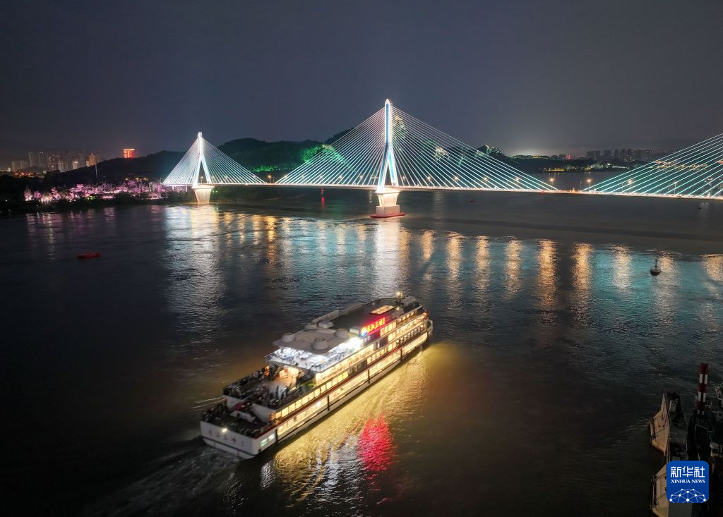 湖北宜昌:夜游点亮长江