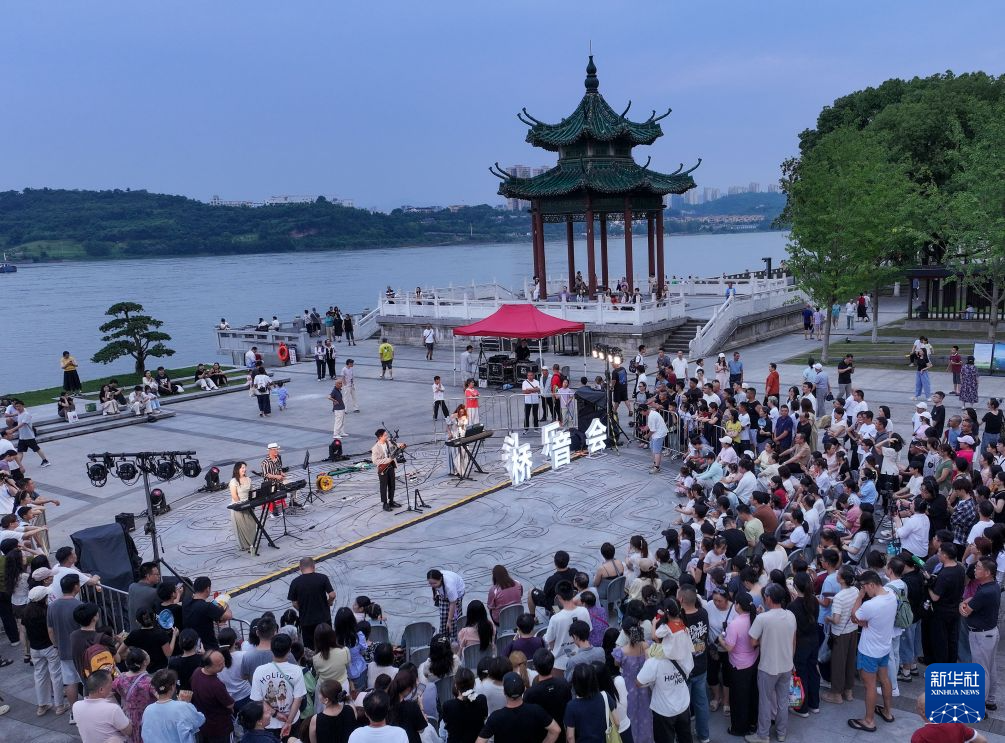 湖北宜昌:夜游点亮长江