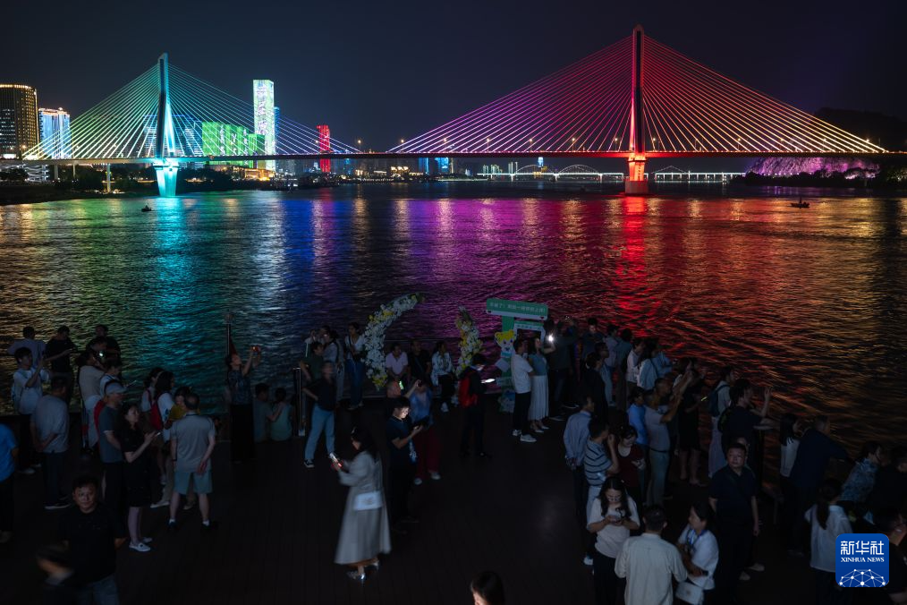 湖北宜昌:夜游点亮长江
