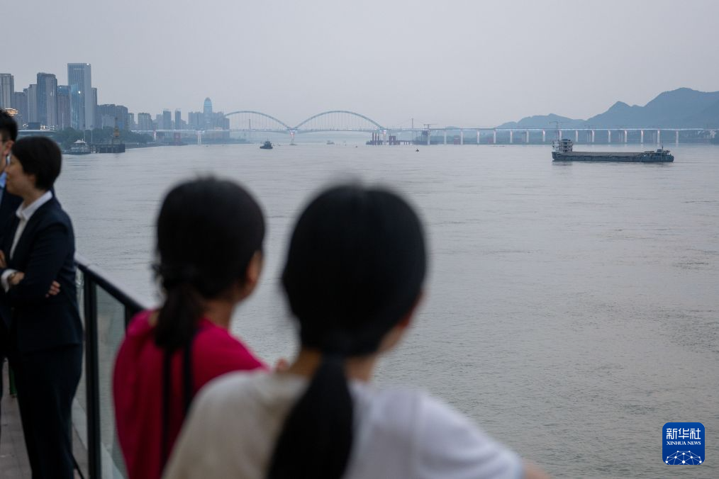 湖北宜昌:夜游点亮长江